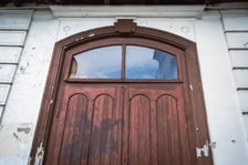 <p>W kompleksie zachowały się zabytkowe drzwi i część oryginalnej stolarki, w tym okiennej</p>