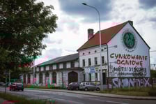 <p>Częśc, kt&oacute;a zachowała się po dawnym hotelu stanowi zaplecze socjalne</p>