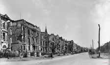 <p>Zniszczona ulica Powstańc&oacute;w Śląskich</p>