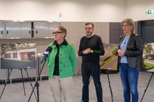 <p>Jolanta Wnęk, dyrektorka Zarządu Inwestycji Miejskich,&nbsp;Andrzej Mańkowski, dyrektor Miejskiego Ośrodka Pomocy Społecznej i wiceprezydentka Wrocławia&nbsp;Renata Granowska prezentowali dziennikarzom nowy ośrodek wsparcia dla os&oacute;b w kryzysie bezdomności</p>