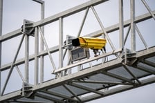 <h2>Ż&oacute;łte kamery łapią kierowc&oacute;w. Sypią się mandaty</h2>
<p>Rekordzista pędził al. Jana III Sobieskiego 119 km/h, a przypomnijmy, że dopuszczalna prędkość w tym miejscu to 70 km/h.</p>
<p>&ndash; Największym zarejestrowanym wykroczeniem było przekroczenie dozwolonej prędkości o 49 km/h &ndash; informuje Gł&oacute;wny Inspektorat Transportu Drogowego.</p>
<p>&nbsp;</p>
<p>Taka jazda kosztowała kierowcę 1000 złotych i 11 punkt&oacute;w karnych.</p>