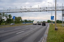 <h2>Odcinkowy pomiar prędkości we Wrocławiu. Pierwszy taki system w mieście</h2>
<p>&nbsp;</p>
<p>Przypomnijmy, że nowy <a href="../../../komunikacja/odcinkowy-pomiar-predkosci-wroclaw-sobieskiego-dziala-zdjecia">odcinkowy pomiar prędkości na alei Jana III Sobieskiego we Wrocławiu działa od czwartku 12 grudnia 2024 roku</a>. Kontroluje kierowc&oacute;w jeżdżących w stronę Zakrzowa. To pierwszy talki system we Wrocławiu.</p>