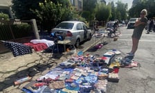 Stoiska podczas pchlego targu na ul. Kasztanowej we Wrocławiu
