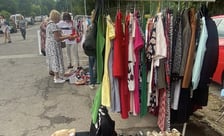 Stoiska podczas pchlego targu na ul. Kasztanowej we Wrocławiu