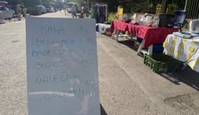 Stoiska podczas pchlego targu na ul. Kasztanowej we Wrocławiu