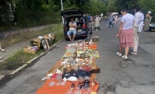 Stoiska podczas pchlego targu na ul. Kasztanowej we Wrocławiu