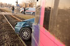 Zderzenie auta osobowego z tramwajem na skrzyżowaniu Lotnicza/Hutnicza