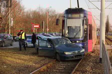 Zderzenie auta osobowego z tramwajem na skrzyżowaniu Lotnicza/Hutnicza