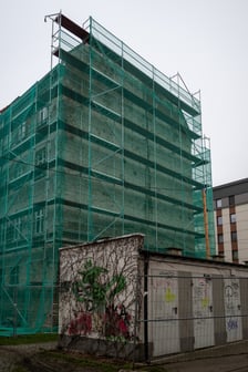 <p>Docieplana oficyna przy ul. Prądzyńskiego 20a nie zmieni charakteru. Zabytek malowany jest specjalną farbą termoizolacyjną</p>