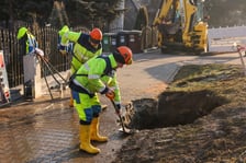 Awaria wodociągu w ul. Strachocińskiej - prace naprawcze