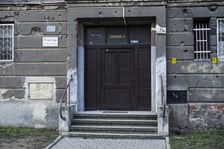 <p>W kamienicy mieści się kości&oacute;ł ewangeliczny Misja Łaski oraz 10 mieszkań</p>