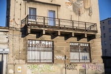 <p>Balkon kamienicy został poszerzony, także najprawdopodobniej pod koniec lat 30. XX wieku</p>