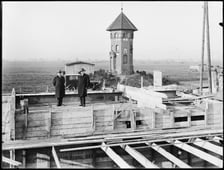 <p><span style="color: #080809; font-family: 'Segoe UI Historic', 'Segoe UI', Helvetica, Arial, sans-serif; font-size: 15px;">&nbsp;Budowa pompowni Radwanice. Kierownictwo wodociąg&oacute;w podczas wizyty na placu budowy, 1931 r.</span></p>