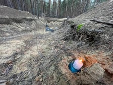 <p>Gdzieś w Ukrainie. Znicz w okopie pod lasem</p>
