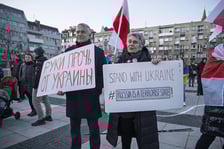 <p>Wiec w trzecią rocznicę rosyjskiej napaści na Ukrainę. Plac Nowy Targ, 24 luty 2025</p>