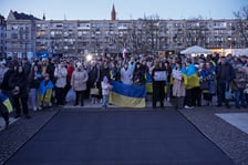 <p>Wiec w trzecią rocznicę rosyjskiej napaści na Ukrainę. Plac Nowy Targ, 24 luty 2025</p>