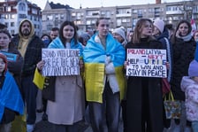 <p>Wiec w trzecią rocznicę rosyjskiej napaści na Ukrainę. Plac Nowy Targ, 24 luty 2025</p>