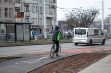 <p>Rowerzysta przy skrzyżowaniu Dubois z Pomorską</p>