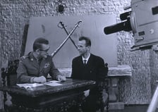 Janusz Przymanowski, autor książki "Czterej pancerni i pies" w studiu Telewizji Polskiej