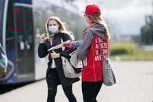 <p>W całym kraju obowiązywał nakaz noszenia maseczek. Na zdjęciu dwie kobiety na przystanku tramwajowym. 27.08.2020, rozdawanie bezpłatnego biuletynu</p>