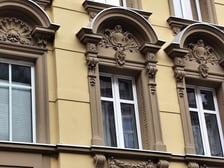 <p>Wyremontowane detale architektoniczne kamienicy przy Komuny Paryskiej 30</p>