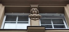 <p>Wyremontowany detal architektoniczny kamienicy przy Komuny Paryskiej 30</p>
