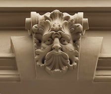 <p>Wyremontowany detal architektoniczny kamienicy przy Komuny Paryskiej 30</p>