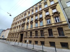 <p>Elewacja kamienicy przy Komuny Paryskiej 30</p>