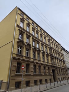 <p>Elewacja kamienicy przy Komuny Paryskiej 30</p>