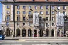 Zniszczona elewacja  i pomazane podcienia budynku przy ul. Świdnickiej