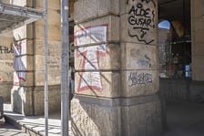 Zniszczona elewacja  i pomazane podcienia budynku przy ul. Świdnickiej