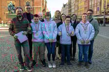 Zawodnicy sekcji narciarskiej Stowarzyszenia Bonitum w towarzystwie rodziców i wiceprezydent Wrocławia Renaty Granowskiej