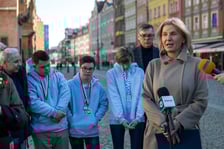 Zawodnicy sekcji narciarskiej Stowarzyszenia Bonitum w towarzystwie rodziców i wiceprezydent Wrocławia Renaty Granowskiej