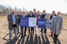 Uczestnicy konferencji prasowej w pobliżu al. Architektów, którą prowadzić będą tory do nowej zajezdni