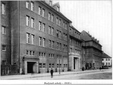<p>Technikum 15 we Wrocławiu obchodzi 75-lecie istnienia. Zobacz jak wyglądało dawniej - budynek szkoły w 1910 roku</p>
