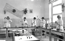 <p>Technikum 15 we Wrocławiu obchodzi 75-lecie istnienia. Zobacz jak wyglądało dawniej - pracownia chemiczna</p>