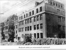 <p>Technikum 15 we Wrocławiu obchodzi 75-lecie istnienia. Zobacz jak wyglądało dawniej&nbsp;&nbsp;- zniszczony budynek szkoły</p>