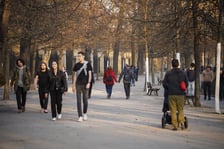 Spacerowicze we Wrocławiu
