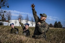 Instruktorzy 10 Wrocławskiej Brygady Łączności z Leśnicy prowadzili zajęcia dla klas przygotowania wojskowego Europejskiego Liceum Służb Mundurowych we Wrocławiu
