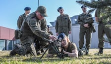 Instruktorzy 10 Wrocławskiej Brygady Łączności z Leśnicy prowadzili zajęcia dla klas przygotowania wojskowego Europejskiego Liceum Służb Mundurowych we Wrocławiu