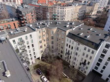 <p>Wnąrze podw&oacute;rzowe za kamienicą nr 37 przy Wrocławczyka</p>