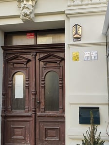 <p>Remont przy Wrocławczyka - kamienica numer 37 z odświeżoną elewacją frontową</p>