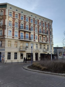 <p>Remont przy Wrocławczyka - kamienica numer 37 z odświeżoną elewacją frontową</p>