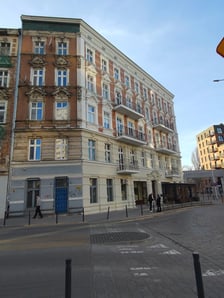 <p>Remont przy Wrocławczyka - kamienica numer 37 z odświeżoną elewacją frontową</p>