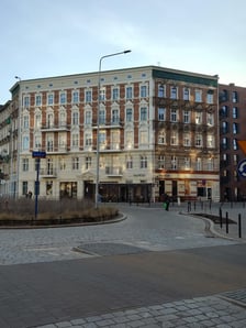 <p>Remont przy Wrocławczyka - kamienica numer 37 z odświeżoną elewacją frontową</p>