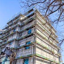<p>Remont budynku na Wilczej 1-3-5. Na dachu zamontowano panele fotowoltaiczne - to pierwsza tego typu inwestycja gminna</p>