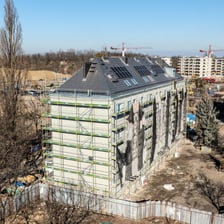 <p>Remont budynku na Wilczej 1-3-5. Na dachu zamontowano panele fotowoltaiczne - to pierwsza tego typu inwestycja gminna</p>