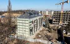 <p>Remont budynku na Wilczej 1-3-5. Na dachu zamontowano panele fotowoltaiczne - to pierwsza tego typu inwestycja gminna</p>