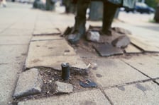 Zniszczony Pomnik Anonimowego Przechodnia przed renowacją