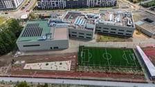 <p>Przebudowane i wyremontowane zostaną pomieszczenia w Szkole Podstawowej nr 28 przy ulicy Greckiej dla potrzeb utworzenia toalet,&nbsp; wymieniona zostanie instalacja elektryczna w&nbsp; Szkole Podstawowej nr 50 przy ulicy Czeskiej, w Szkole Podstawowej nr 73 przy ulicy Glinianej oraz w Zespole Szk&oacute;ł nr 21 przy ulicy P. Ignuta.&nbsp; Budynek Szkoły Podstawowej nr 85 przy ulicy Traugutta zostanie dostosowany do przepis&oacute;w przeciwpożarowych. Nastąpi termomodernizacja budynku Przedszkola nr 4 przy ulicy Słowiczej oraz przebudowana i wyremontowana zostanie elewacja i dach w Przedszkolu nr 104 przy ulicy Niedźwiedziej. </p>
<p>Przebudowane zostaną boiska na terenie Szkoły Podstawowej nr 43 przy ulicy Grochowej, infrastruktura sportowa na terenie Szkoły Podstawowej nr 42 przy ulicy Wałbrzyskiej, a także przebudowane zostanie zaplecze Sali gimnastycznej w Szkole Podstawowej nr 3 przy ulicy Bobrzej. </p>
<p>Rozpoczną się prace przy budowie nowego obiektu na terenie Przedszkola nr 148 przy ulicy Rogowskiej,&nbsp; budowie bloku sportowego w Szkole Podstawowej nr 97 przy ulicy Prostej oraz przebudowie budynku Szkoły Podstawowej nr 14 przy ulicy Zachodniej na potrzeby os&oacute;b w spektrum autyzmu. </p>
<p>Zakończona zostanie modernizacja energetyczna zabytkowych budynk&oacute;w oświatowych (realizacja przy udziale środk&oacute;w FEDS) : bloku sportowego w Zespole Szk&oacute;ł Ekonomiczno &ndash; Administracyjnych przy ulicy Worcella, sali gimnastycznej i budynku B w Zespole Szk&oacute;ł Zawodowych nr 5&nbsp; przy ulicy Dawida oraz budynku gł&oacute;wnego Liceum Og&oacute;lnokształcącego nr IV przy ulicy Świstackiego. &nbsp;</p>
<p>W realizacji będzie r&oacute;wnież budowa Zespołu Szkolno &ndash; Przedszkolnego przy ulicy Zwycięskiej oraz rozbudowa Szkoły Podstawowej nr 6 przy ulicy Gorlickiej (zakończanie w roku 2026).</p>